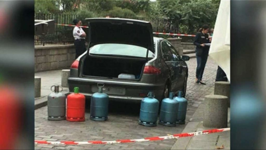 法国警方在巴黎圣母院外发现一辆放有气体罐的汽车【图】